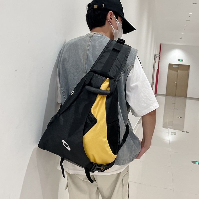 Uniszex kültéri crossbody táska, Oxford anyag, kapacitás 20–35 L, kompatibil 14 hüvelykes laptophoz