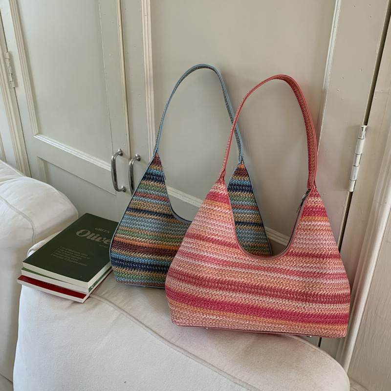 Ženska torbica u obliku kanta, sofisticiran stil za zrelu ženu, zatvaranje na zip, podstava od poliestera, proljeće 2025 izlazak