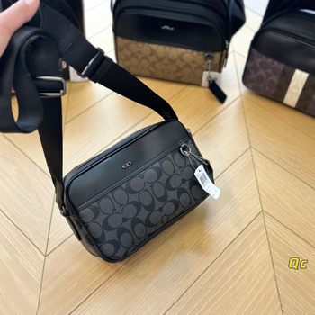 Muška torba preko ramena crossbody, urbanistički minimalistički stil, materijal mikrovlaknasta sintetička koža, podstava poliester, uzorak slovima