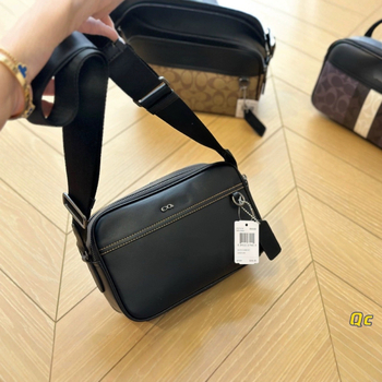 Muška torba preko ramena crossbody, urbanistički minimalistički stil, materijal mikrovlaknasta sintetička koža, podstava poliester, uzorak slovima