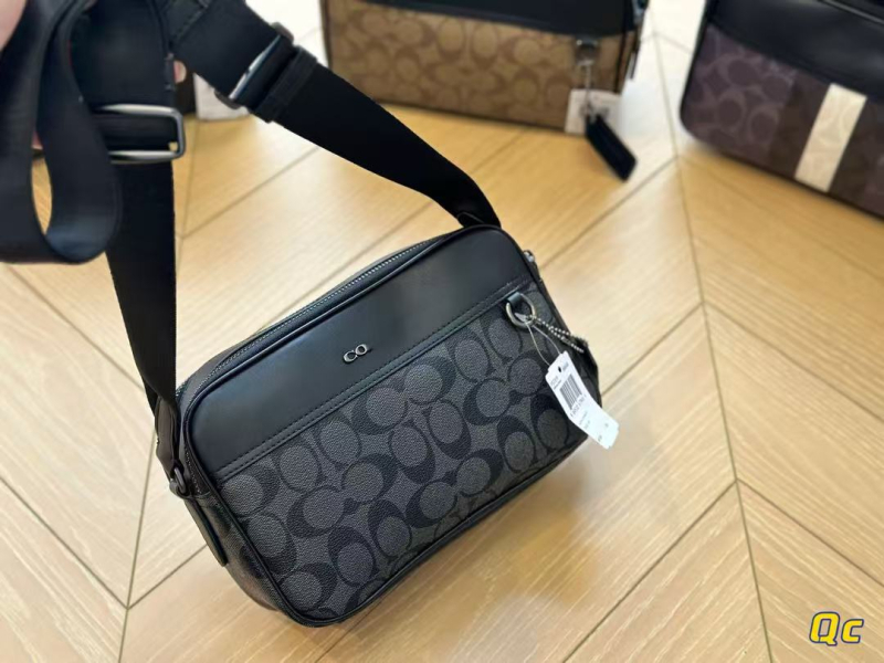 Muška torba preko ramena crossbody, urbanistički minimalistički stil, materijal mikrovlaknasta sintetička koža, podstava poliester, uzorak slovima