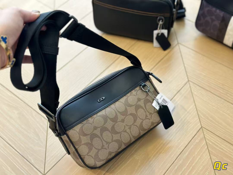 Muška torba preko ramena crossbody, urbanistički minimalistički stil, materijal mikrovlaknasta sintetička koža, podstava poliester, uzorak slovima