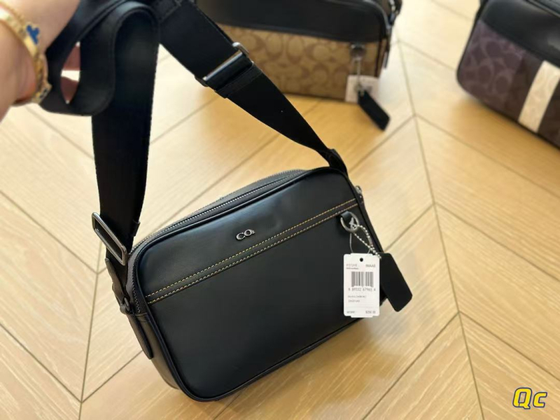 Muška torba preko ramena crossbody, urbanistički minimalistički stil, materijal mikrovlaknasta sintetička koža, podstava poliester, uzorak slovima