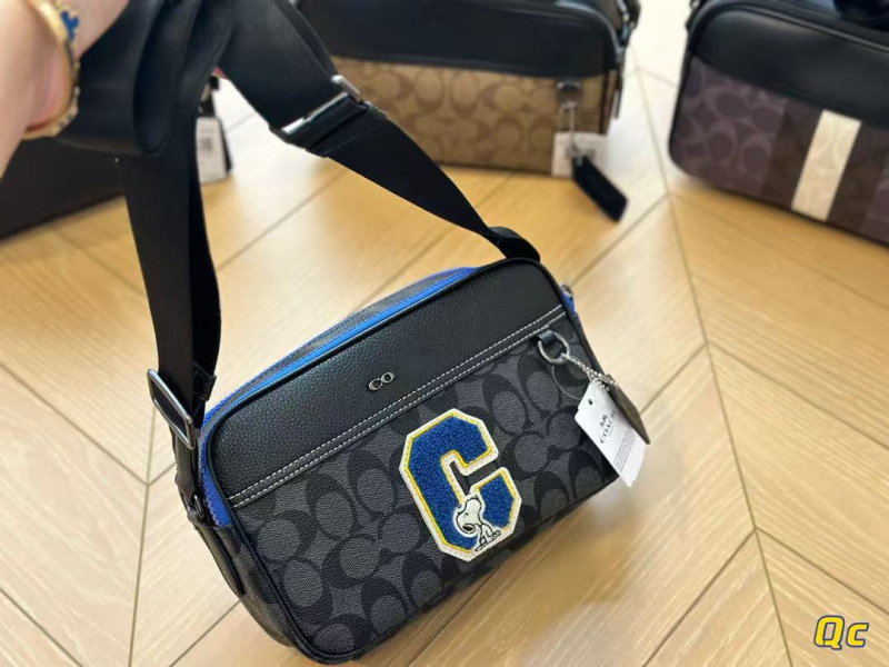 Muška torba preko ramena crossbody, urbanistički minimalistički stil, materijal mikrovlaknasta sintetička koža, podstava poliester, uzorak slovima