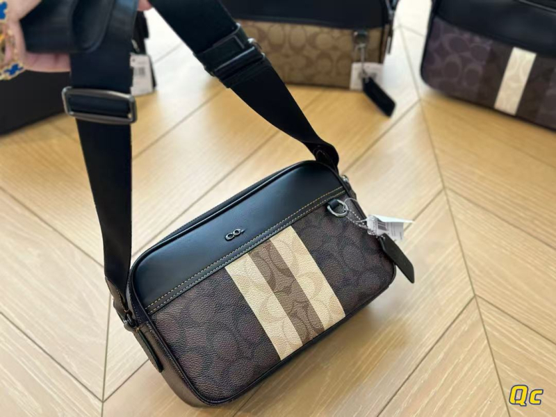 Muška torba preko ramena crossbody, urbanistički minimalistički stil, materijal mikrovlaknasta sintetička koža, podstava poliester, uzorak slovima
