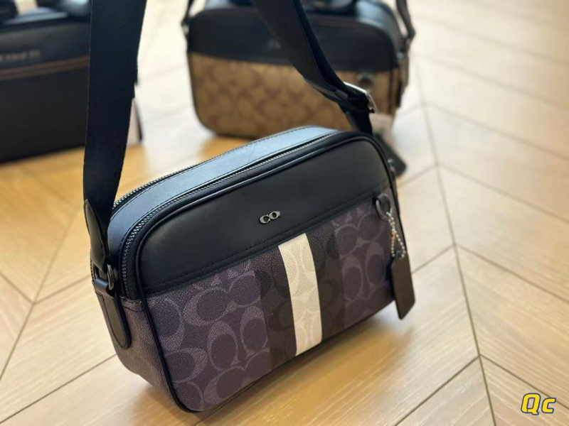 Muška torba preko ramena crossbody, urbanistički minimalistički stil, materijal mikrovlaknasta sintetička koža, podstava poliester, uzorak slovima