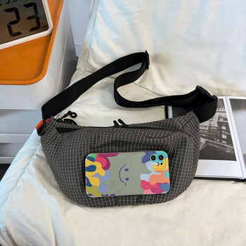 Geantă crossbody din Nylon pentru călătorii de agrement cu buzunar pentru telefon (Material: Nylon; Captușă: Nylon; Închidere: fermoar; Textură moale; Lansare: toamna 2025)