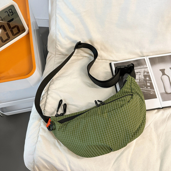 Geantă crossbody din Nylon pentru călătorii de agrement cu buzunar pentru telefon (Material: Nylon; Captușă: Nylon; Închidere: fermoar; Textură moale; Lansare: toamna 2025)