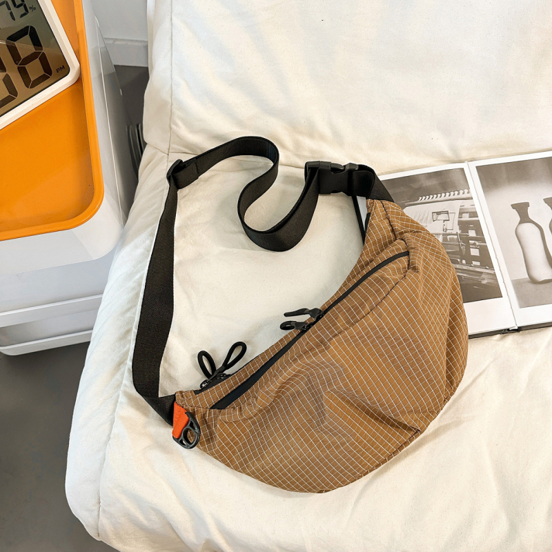 Geantă crossbody din Nylon pentru călătorii de agrement cu buzunar pentru telefon (Material: Nylon; Captușă: Nylon; Închidere: fermoar; Textură moale; Lansare: toamna 2025)