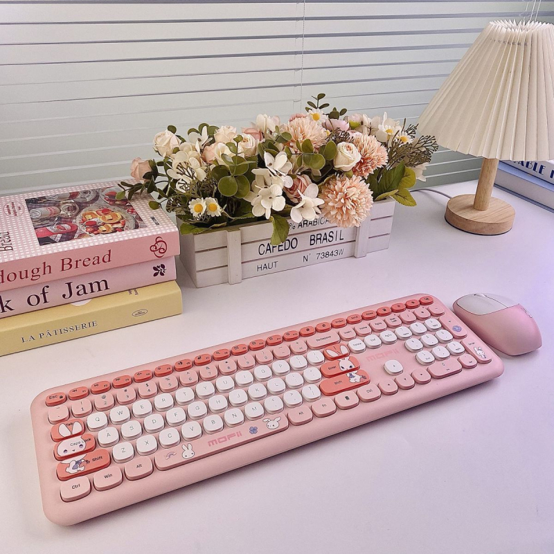 Безжичен комплект клавиатура и мишка, USB интерфейси на клавиатурата и на мишката, тиха работа, подходящ за настолен компютър и лаптоп