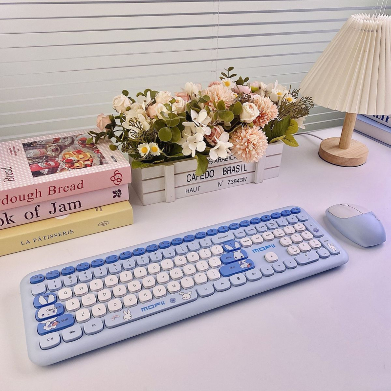 Безжичен комплект клавиатура и мишка, USB интерфейси на клавиатурата и на мишката, тиха работа, подходящ за настолен компютър и лаптоп