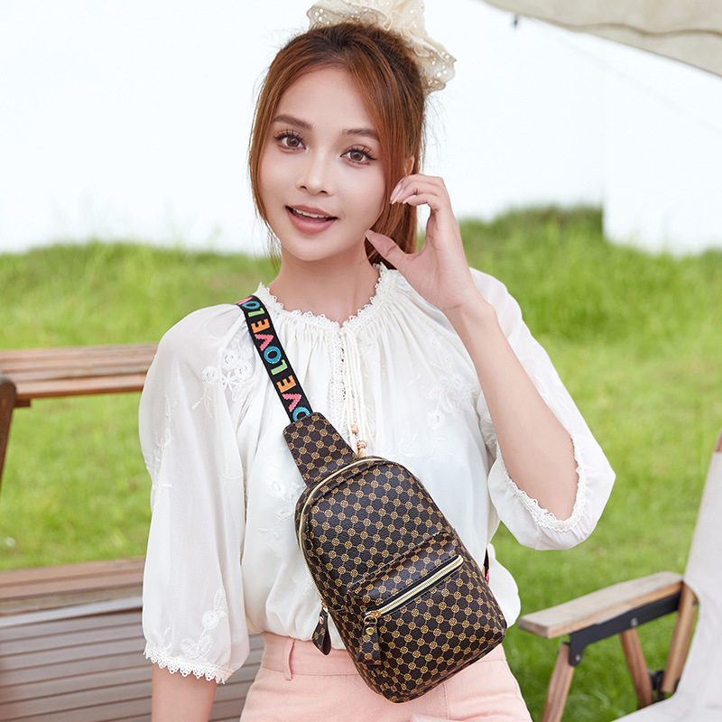 Geantă de umăr pentru femei din PU, imprimeu, design exterior tridimensional, închidere cu fermoar, vară 2024, buzunare interioare pentru telefon și card de identitate