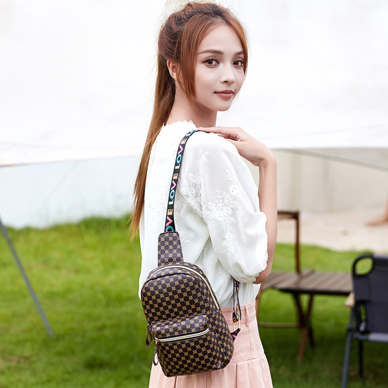 Geantă de umăr pentru femei din PU, imprimeu, design exterior tridimensional, închidere cu fermoar, vară 2024, buzunare interioare pentru telefon și card de identitate