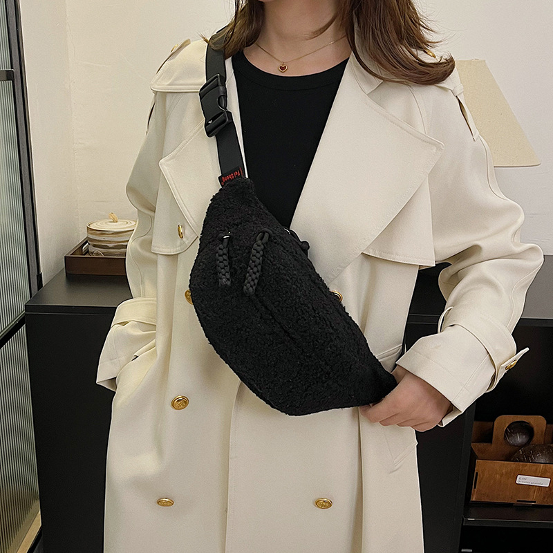 Geantă crossbody din pluș, stil urban, închidere cu fermoar, buzunar intern pentru telefon, căptușeală poliester