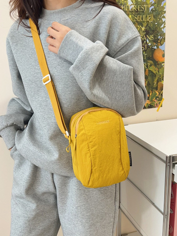 Nylonból készült telefonos oldaltáska szabadidős utazásokhoz — kagyló formájú crossbody, cipzár, poliészter bélés, belső telefontartó zseb, 2025 nyár