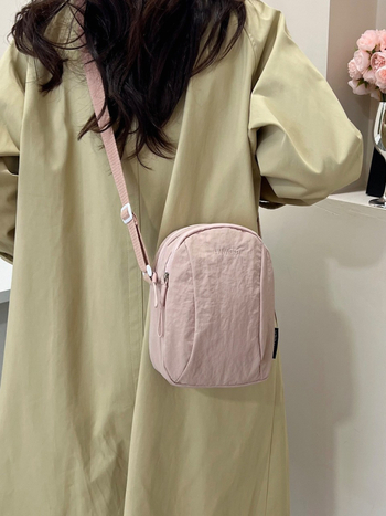 Nylonból készült telefonos oldaltáska szabadidős utazásokhoz — kagyló formájú crossbody, cipzár, poliészter bélés, belső telefontartó zseb, 2025 nyár