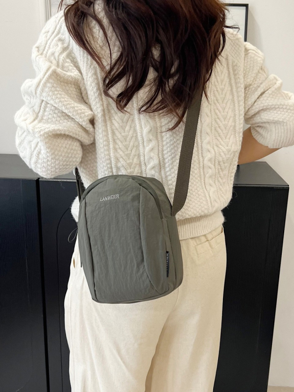 Nylonból készült telefonos oldaltáska szabadidős utazásokhoz — kagyló formájú crossbody, cipzár, poliészter bélés, belső telefontartó zseb, 2025 nyár