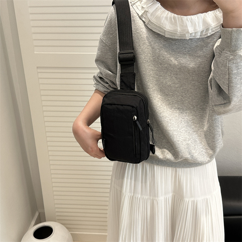 Ženska crossbody torba u urbanom jednostavnom stilu — kompaktan dizajn; materijal: specijalni materijal; otvaranje: zatvarač; unutarnja pretinica za mobitel; vanjski tip torbe: trodimenzionalna torba; sezona: ljeto 2025