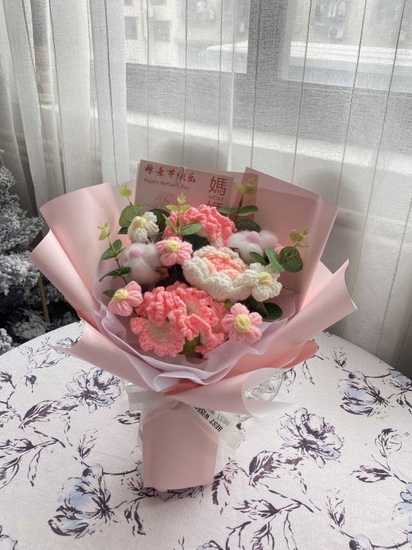 Pletena buket karanfila i vječnih cvjetova – ručno izrađeni dar za Majčin dan