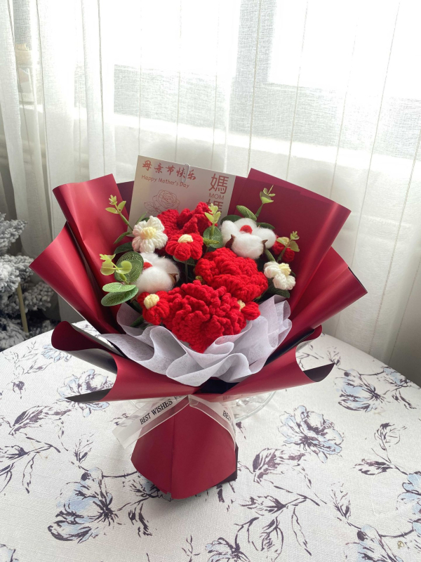 Pletena buket karanfila i vječnih cvjetova – ručno izrađeni dar za Majčin dan