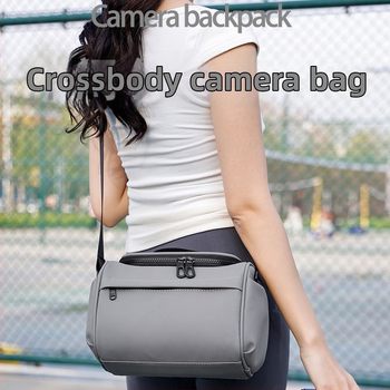 Fotoaparato krepšys – atsparus vandeniui, atsparus dilimui, sumažina apkrovą; PU medžiaga; tinka DSLR ir be veidrodinės kameros; pečių krepšys kelionėms; išlenkta peties juosta; vasara 2025