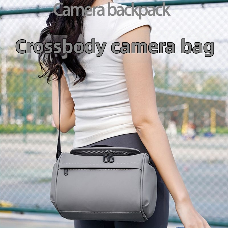 Fotoaparāta soma – ūdensizturīga, izturīga pret nolietojumu, samazina slodzi; PU materiāls; piemērota DSLR un bezspogulkamerām; plecu soma ceļojumiem; izliektā pleca siksna; vasara 2025