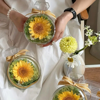 Očuvani suncokret ukrasni predmet — dekorativni dar; materijal: očuvani cvjetovi; pogodno kao dar učiteljima i kolegama