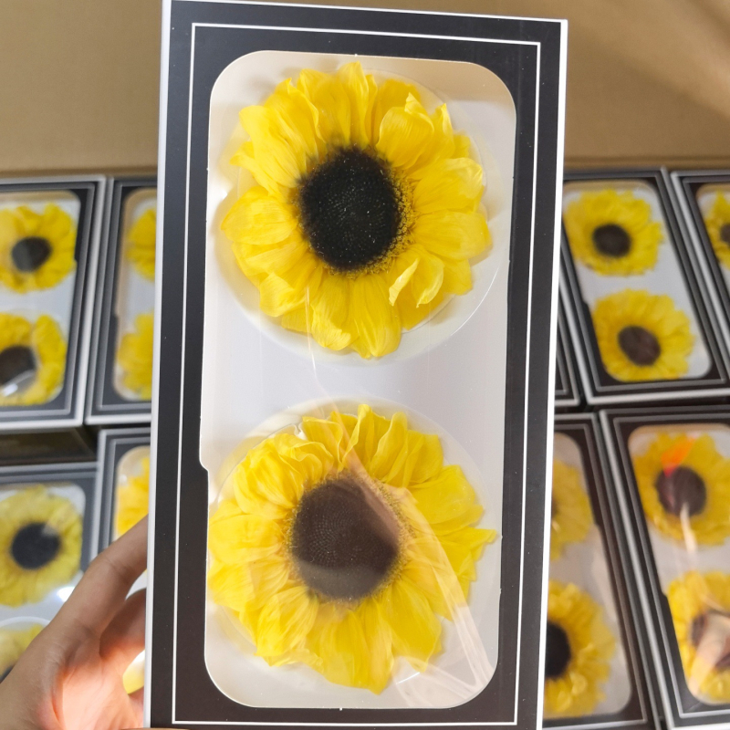 Očuvani suncokret ukrasni predmet — dekorativni dar; materijal: očuvani cvjetovi; pogodno kao dar učiteljima i kolegama