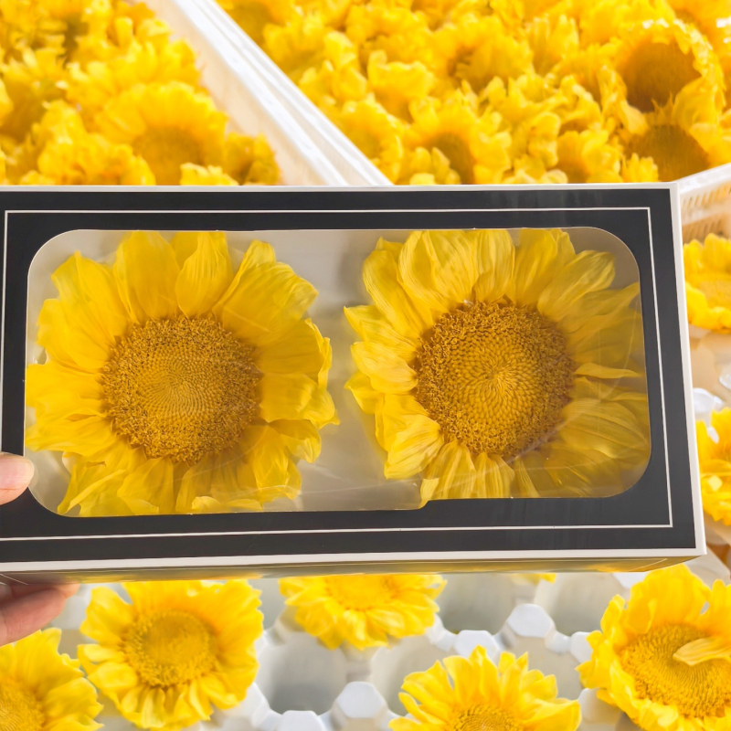 Očuvani suncokret ukrasni predmet — dekorativni dar; materijal: očuvani cvjetovi; pogodno kao dar učiteljima i kolegama