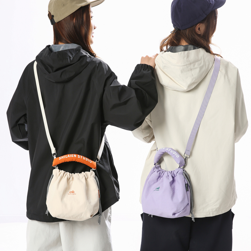 Torba za kamere za mirrorless i DSLR – vanjski dio od najlona, podstava od poliestera, velika zapremina, zakrivljeni ramenski pojas, unisex