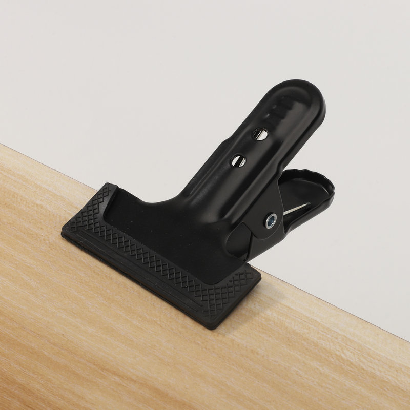 Kovová svorka na fotografické vybavenie pre statív/PTZ — pevná, z železa s práškovaným povrchom