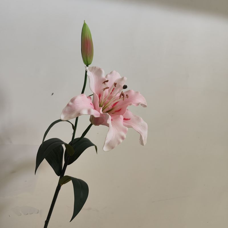 Set de flori artificiale cu lilii cu două capete și gypsophila; materiale: flori uscate, flori de mătase; textură moale la atingere; utilizări: decor pentru nuntă, hotel, sărbători, recuzită pentru fotografii, decor pentru birou/acasă