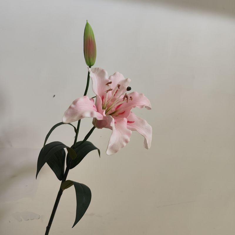 Set de flori artificiale cu lilii cu două capete și gypsophila; materiale: flori uscate, flori de mătase; textură moale la atingere; utilizări: decor pentru nuntă, hotel, sărbători, recuzită pentru fotografii, decor pentru birou/acasă