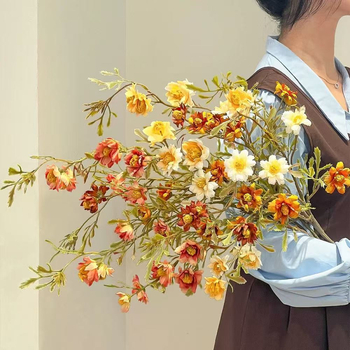 Cvjetni buket od umjetnih svilenih cvjetova - margarete, u stilu ulja za kućnu dekoraciju; izrada: oblikovanje, flokiranje, reljef; sorta: margareta; namijenjeno za vjenčanja, fotografije na otvorenom, kućnu dekoraciju