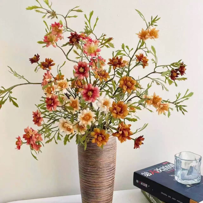 Cvjetni buket od umjetnih svilenih cvjetova - margarete, u stilu ulja za kućnu dekoraciju; izrada: oblikovanje, flokiranje, reljef; sorta: margareta; namijenjeno za vjenčanja, fotografije na otvorenom, kućnu dekoraciju