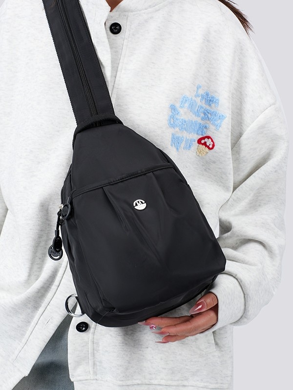 Unisex kapsa na hrudník so dvojitou nositeľnosťou: cez rameno a crossbody, PU materiál, zips, vnútorné rozdelenie, 3D vonkajšia kapsa — Kód DMLwq344