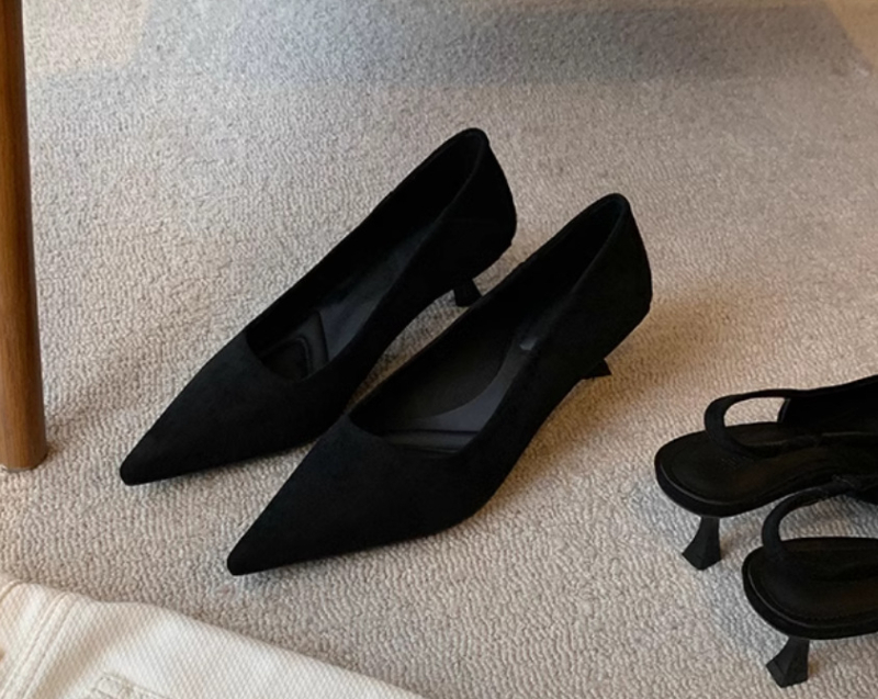 Pantofi dama cu toc înalt, vârf ascuțit, toc subțire 6–8 cm, partea superioară Ultra-fiber, închidere cu cataramă pe curea