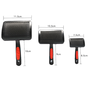 Češalj za mačke s zakrivljenom drškom i dizajnom otisaka stopala; težina 90 g; pakiranje 96/160/180 kom; kutija dimenzija 55×50×37 cm, 50×38×55 cm ili 45×38×54 cm