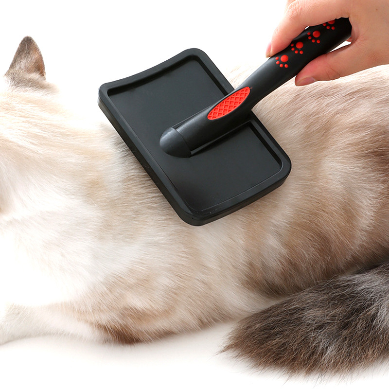 Češalj za mačke s zakrivljenom drškom i dizajnom otisaka stopala; težina 90 g; pakiranje 96/160/180 kom; kutija dimenzija 55×50×37 cm, 50×38×55 cm ili 45×38×54 cm