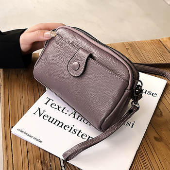 Valódi bőr női kézitáska, első réteg marhabőrből, kagyló alakú test, keresztpántos vállon, cipzáras nyitás, poliészter bélés