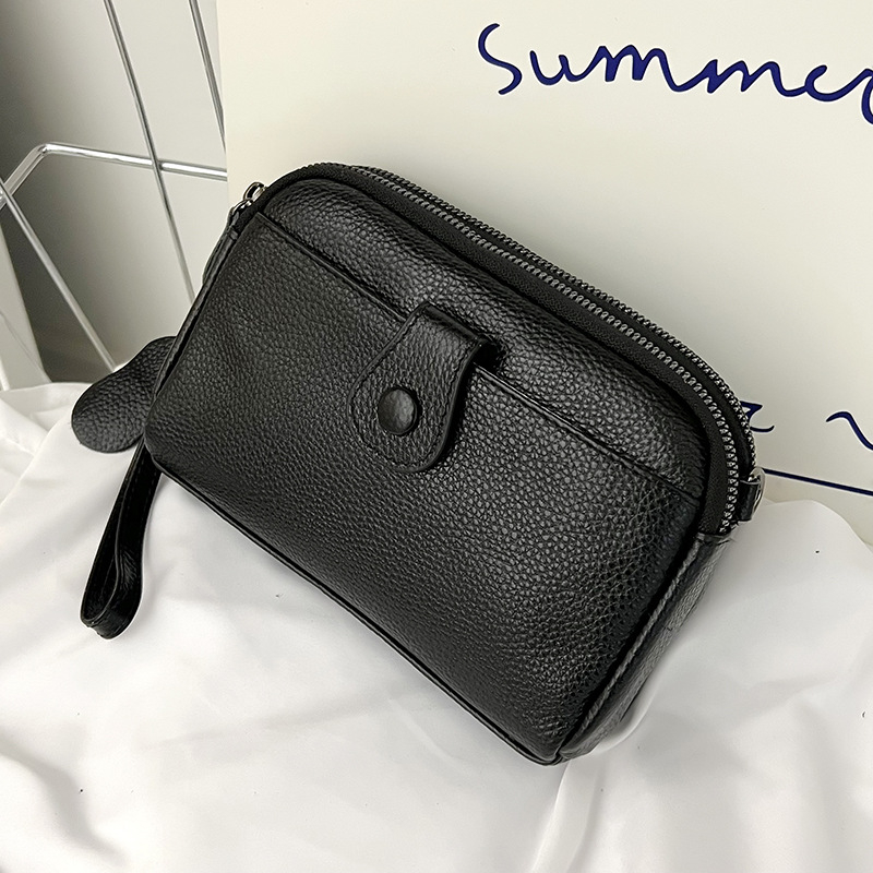 Valódi bőr női kézitáska, első réteg marhabőrből, kagyló alakú test, keresztpántos vállon, cipzáras nyitás, poliészter bélés