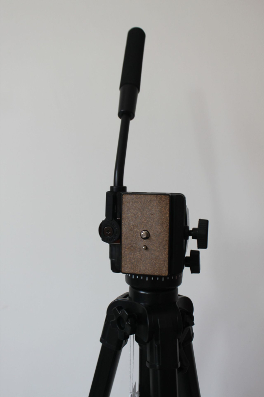 Yunteng 998 DSLR stativ s hidrauličkim dampiranjem, aluminijska legura, 3 sekcije, maksimalna visina 1650 mm, minimalna visina 760 mm, nosivost 6 kg