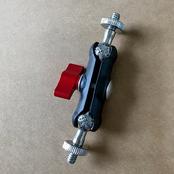 Univerzális alumínium ötvözetű akciókamera tartó, rögzített alapzattal; tömeg 90,5 g; logó nyomtatás elérhető.