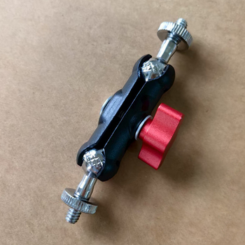 Univerzális alumínium ötvözetű akciókamera tartó, rögzített alapzattal; tömeg 90,5 g; logó nyomtatás elérhető.