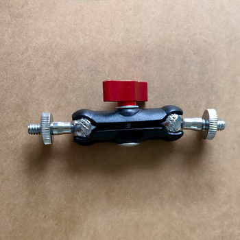 Univerzális alumínium ötvözetű akciókamera tartó, rögzített alapzattal; tömeg 90,5 g; logó nyomtatás elérhető.