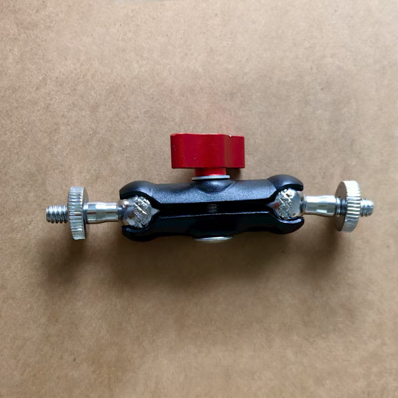 Univerzális alumínium ötvözetű akciókamera tartó, rögzített alapzattal; tömeg 90,5 g; logó nyomtatás elérhető.