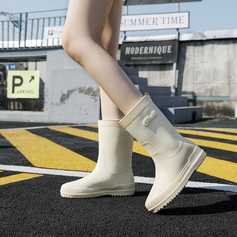 Ženske kišne čizme - srednje visine do potkoljenice, vodootporan gornji dio od PVC-a, ravni potpetica, jednobojne, za sve godišnje doba