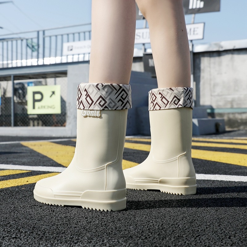 Ženske kišne čizme - srednje visine do potkoljenice, vodootporan gornji dio od PVC-a, ravni potpetica, jednobojne, za sve godišnje doba