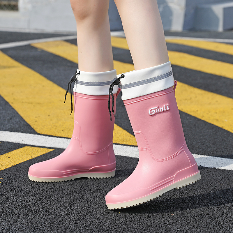 Ženske kišne čizme - srednje visine do potkoljenice, vodootporan gornji dio od PVC-a, ravni potpetica, jednobojne, za sve godišnje doba