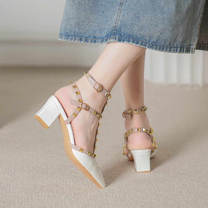 Taomeilu pantofi romani cu cataramă, vârf ascuțit, glezna joasă, toc mediu 3–6 cm, talpă din cauciuc, brană din piele naturală